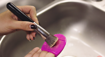 5 HouseHold Items You Can Use To Clean Your Makeup Brushes